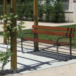 Banc de ville bois et acier avec accoudoirs sur aire de repos