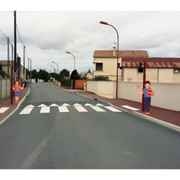 Panneaux avertisseurs garçon et fille à proximité d'un passage piétons