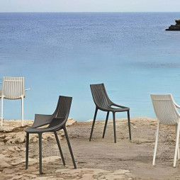 Chaises extérieures CHR sur une plage