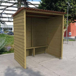 Arrête de bus en bois sans fenêtre en zone urbaine