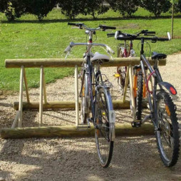 Appui cycles en bois dans un parc public
