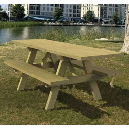 Table pique-nique en bois sur une aire de repos