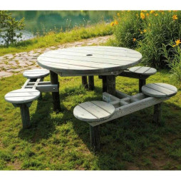 Table de pique-nique ronde en bois 6 place dans un parc public