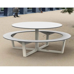 Table pique-nique avec bancs intégrés sur aire de repos urbaine