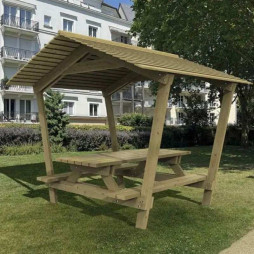 Table pour pique-nique avec ombrage dans un parc public