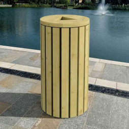 Poubelle de ville en résineux dans un espace public