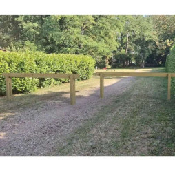 Barrières pour limiter l'accès à l'entrée d'un bois