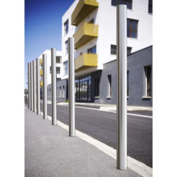 Potelets de sécurité en inox le long d'un trottoir en zone résidentielle