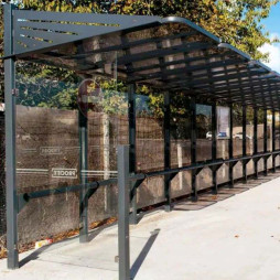 Station d'arrêts de bus équipée d'asis-debout en acier