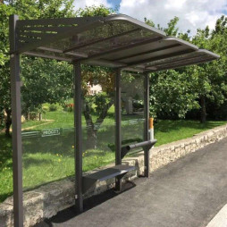 Banc public dans un arrêt pour bus