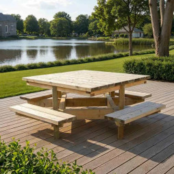 Table de pique nique carrée en bois dans un parc public