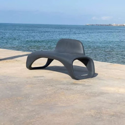 Banc urbain design en polyéthylène sur une plage
