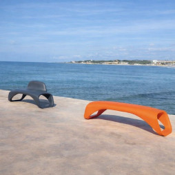 Banc et banquette monobloc en plasique gris et orange sur une plage