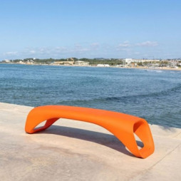 Banquette publique plastique monobloc sur une plage