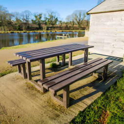 Table et banc en plastique recyclé