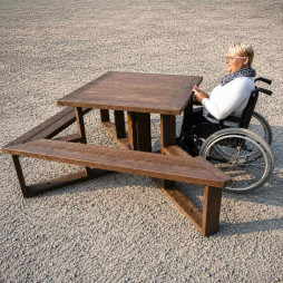 Table conçue pour les pmr