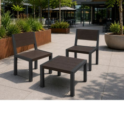 Ensemble table et chaises basses en plastique recyclé Ensemble table et chaises basses en plastique recyclé