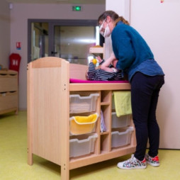 Meuble pour langer dans une crèche