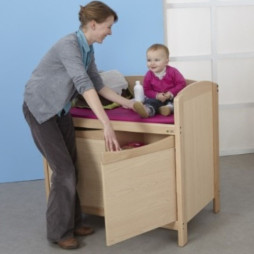 Meuble d'accueil pour le change des enfants dans une crèche