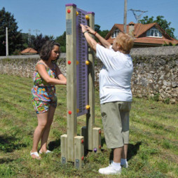 Agrès sportif extérieur dans un jardin public