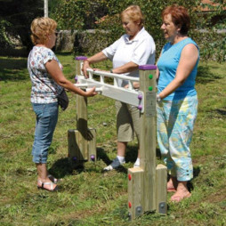 Agrès de rotation des poignets pour séniors dans une aire de fitness extérieur