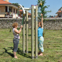 Agrès sportif extérieur séniors étirement du dos dans un parc