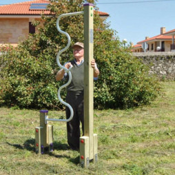 Mobilier urbain fitness pour séniors dans un jardin public