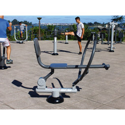 Rameur d'extérieur sur une aire de fitness plein air