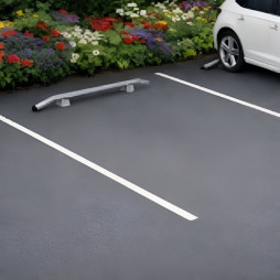 Butoir de parking courbe galvanisé sur une place de stationnement