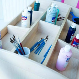 Casiers de rangement pour accessoires de peinture en maternelle