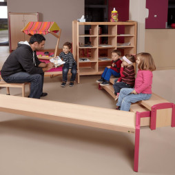 Aménagement d'une salle de classe maternelle avec les bancs gigognes roses