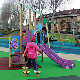 Aire de jeux pour enfant aménagée avec le toboggan et les plots