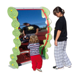 Enfants devant le miroir magique déformant