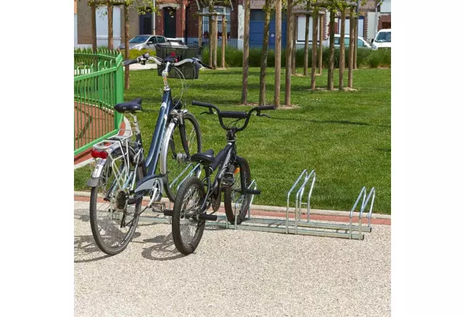 Range 5 vélos à poser ou fixer au sol
