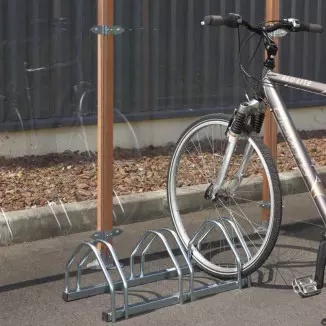 Un range vélo peu encombrant pour 3 vélos. À fixer au sol ou à poser.