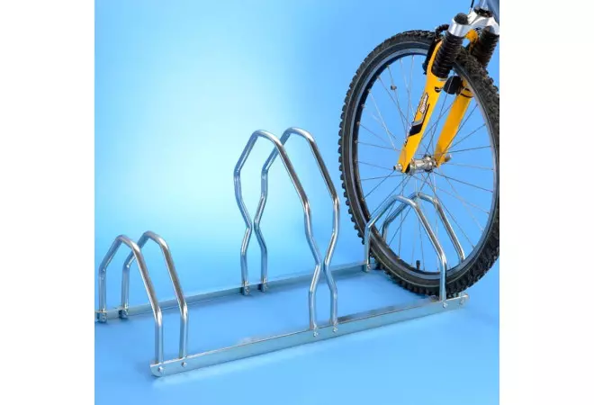 Support pour 3 vélos sur 2 niveaux en acier zingué. Support à vélo à fixer  au sol.