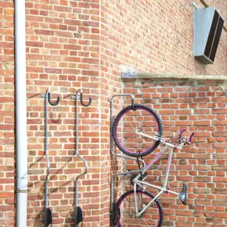Support range-vélo à la verticale