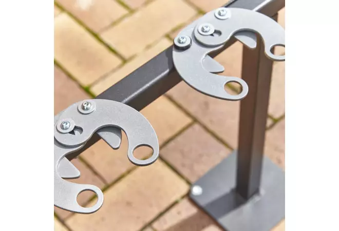 Pinces pour chaque trottinette avec perforation pour y mettre un cadenas