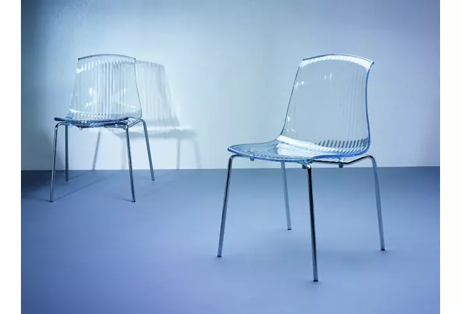 Belle chaise transparente pour intérieur