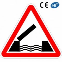 Panneau de signalisation Danger à proximité d'un pont mobile