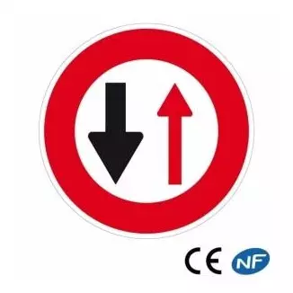 Panneau routier pour cédez le passage aux véhicules venant de face (B15)