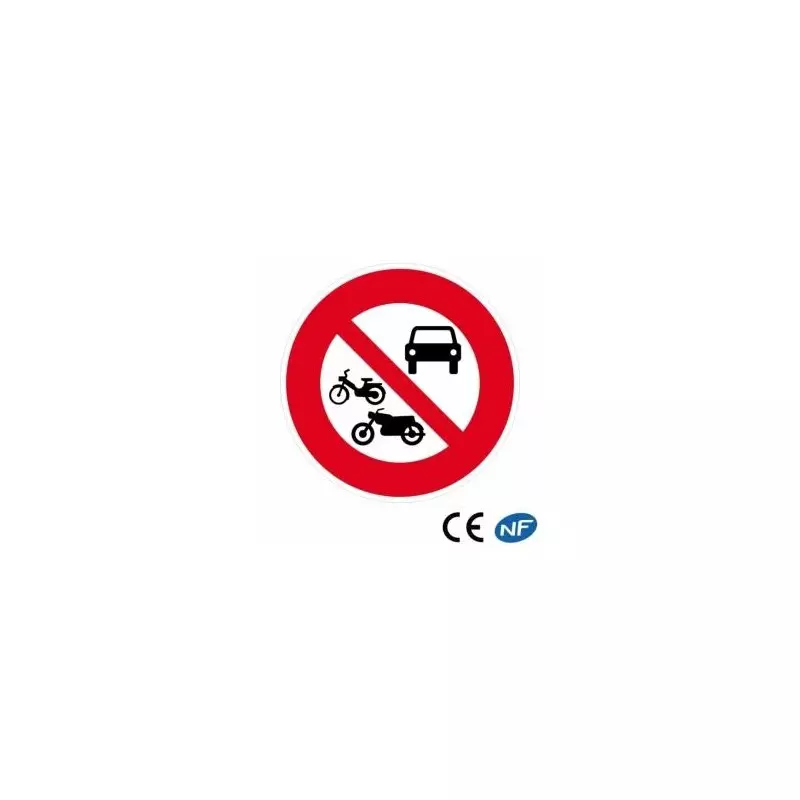 Panneau de circulation accès interdit à tous les véhicules à moteur