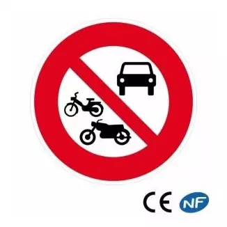 Panneau de circulation accès interdit à tous les véhicules à moteur