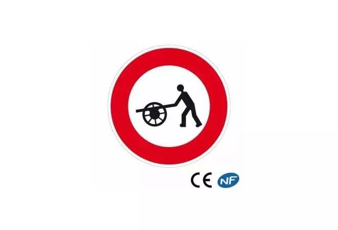 Panneau de signalisation indiquant une interdiction de passage aux véhicules à bras