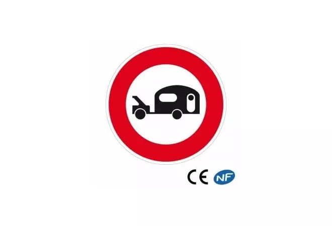 Panneau routier interdit aux véhicules tractant une caravane (B9i)
