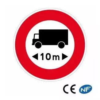 Panneau routier indiquant un accès interdit aux véhicules d'une certaine longueur.