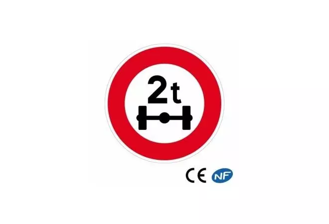 Panneau routier indiquant une limitation de poids par essieu (B13a)