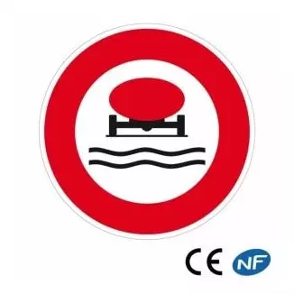 Panneau de circulation interdisant le passage de véhicules transportant des marchandises polluantes