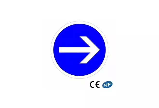 Panneau code de la route sur fond bleu. Obligation de tourner à droite B21.1