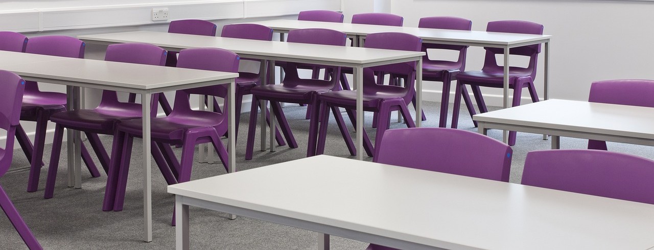 bureau scolaire avec chaises dans une école